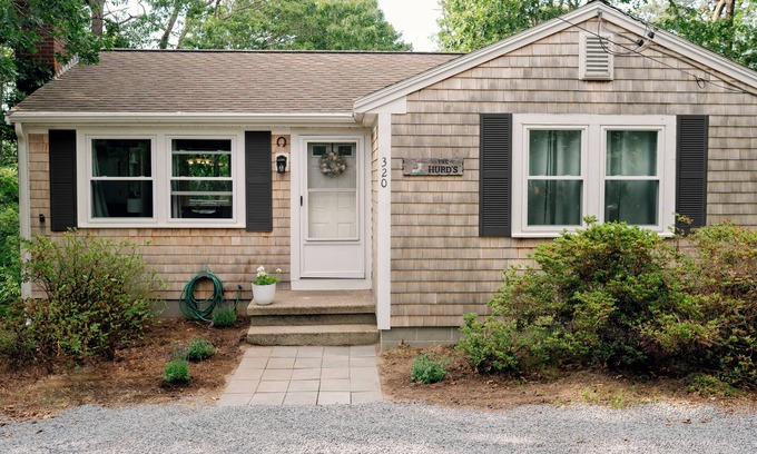 Eastham Cottage | Charming Cape Cod cottage on Depot Pond & bike trail with pond access