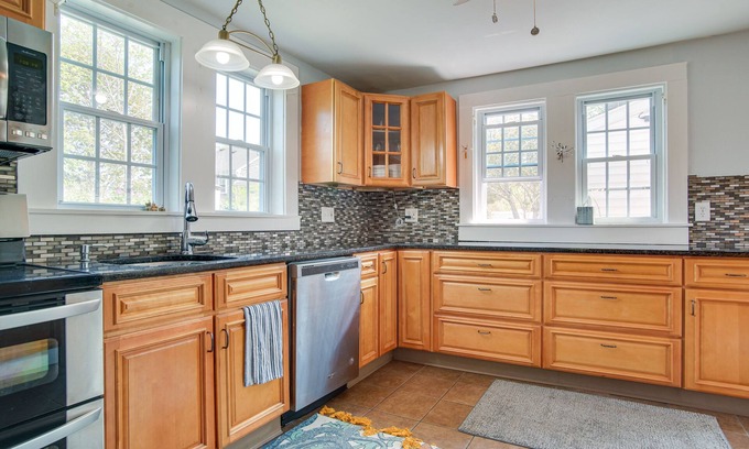 Hyannis House | Charming Cape Cod Home < 1 Mi to Ocean & Marina!