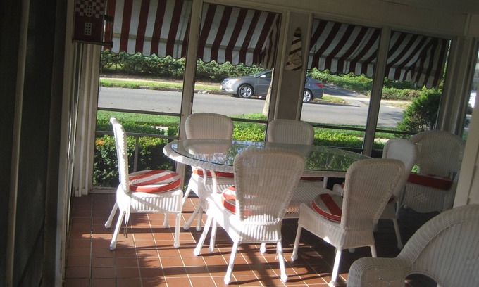 Wall House | Charming Cape on Corner 2 blocks to Beach