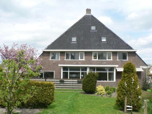 Serrieres-en-Chautagne House | Charming Castle in Serrières-en-Chautagn with Pool