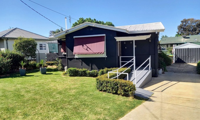 Mount Austin House | Charming "Castlereagh Cottage" with Free High Speed Wi-Fi
