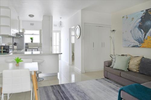 Sea Point Apartment | Charming Central Sea Point Haven 50m to Ocean
