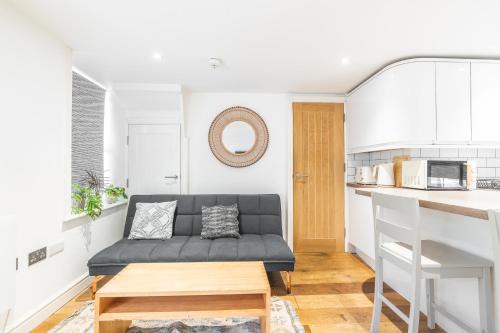 Brighton City Centre Apartment | Charming & Chic, Cosy Beach Nest, Just 2-min walk!