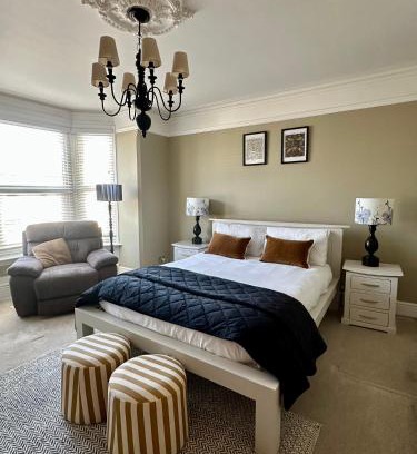Portsmouth House | Charming city home free parking