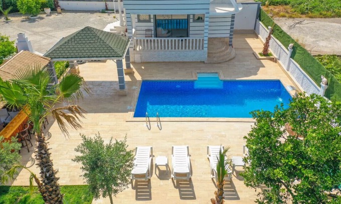 Lara Villa | Charming Classic Villa in Muratpasa