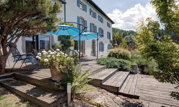 Saint-Jean-la-Vetre Cottage | Charming Cottage with Sauna and WiFi