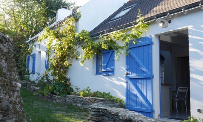 Locmaria House | Charming Coastal Cottage: Steps from Samzun Beach, Fireplace, Garden, Fully Equipped Kitchen