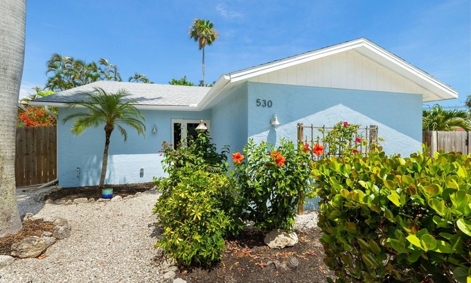 Sanibel House | Charming coastal home biking distance to the beach!