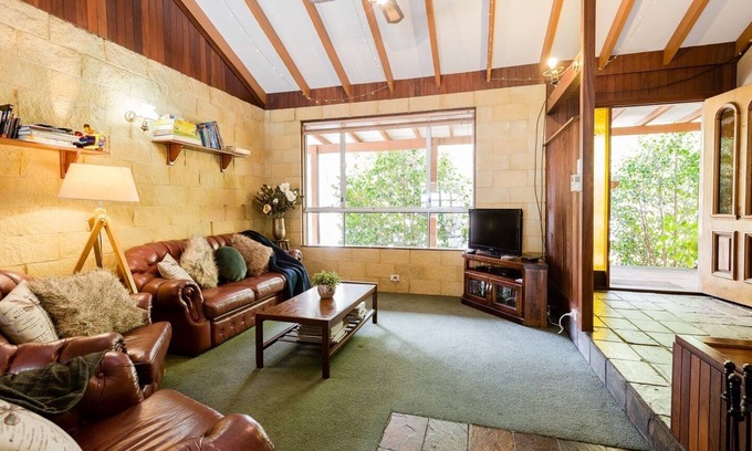 Margaret River House | Charming, Comfortable Rustic Home Away From Home - Walking Distance to CBD
