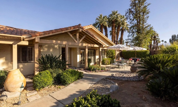 Palm Desert Condo | Charming condo with pool, hot tub, fireplace, wet bar, & W/D