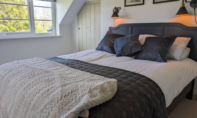 Corfe Castle Village Cottage | Charming Corfe Castle Escape with Steam Train Views