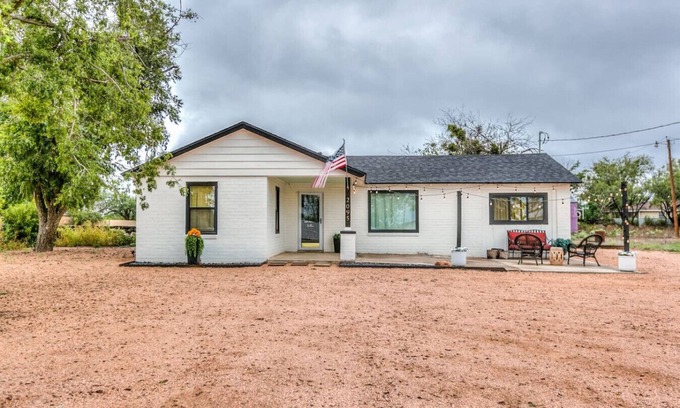 San Angelo House | Charming Corner/Walkable to AFB