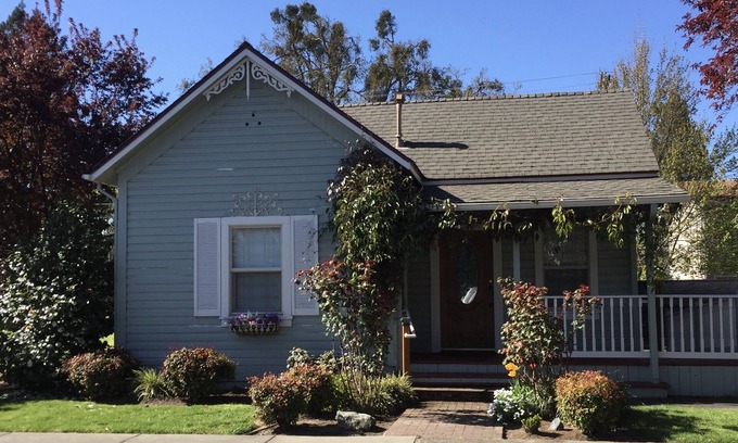 Grants Pass Cottage | Charming Cottage 1 1/2 blocks from Historic Grants Pass