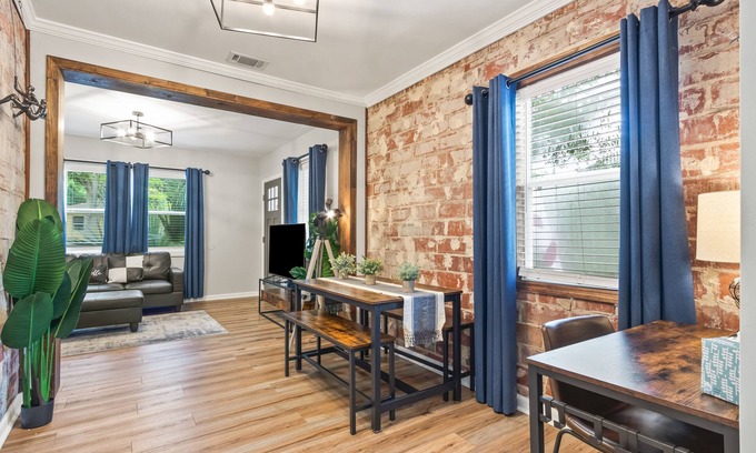 Pensacola House | Charming Cottage * 2 Miles to NAS * Remodeled * 2 Queen Beds * Fenced Yard