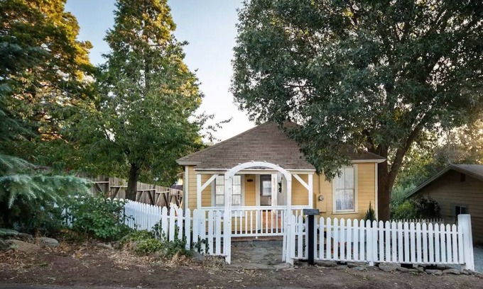 Julian Cottage | Charming cottage.A 1 minute walk to Main Street. Shops, Restaurants and more.