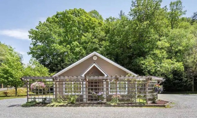 Blue Ridge Cottage | Charming Cottage at Willow Creek Falls & Vineyard in Blue Ridge, GA