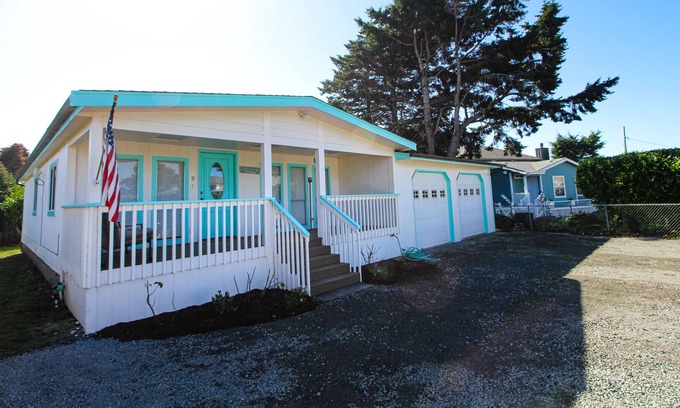 Harbor Cottage | Charming cottage by Port of Brookings with WiFi & washer/dryer - walk to beach