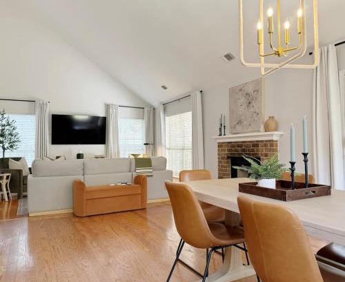 Savannah House | Charming Cottage for Family and Dogs near Beach & City