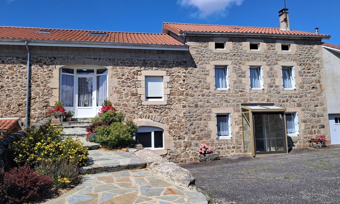 Raucoules Cottage | Charming Cottage for 6 with Terrace and Wifi