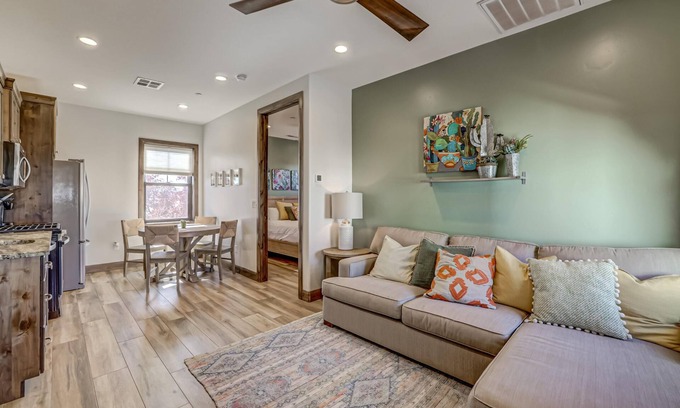 Washington Fields House | Charming cottage for 2 | Resort Pool | Minigolf | CC