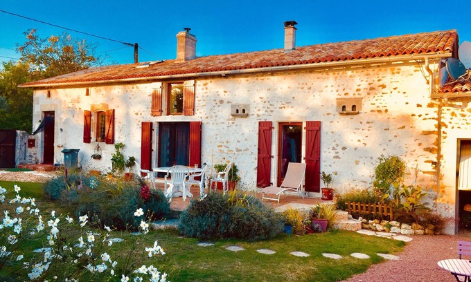 Saint-Maigrin Cottage | 🌿 Charming Cottage & Gîte Annex – Private Pool in Sunny Charente Maritime