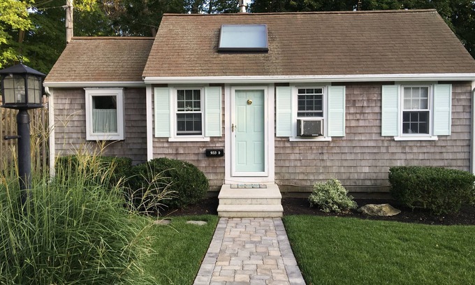 Osterville Cottage | Charming Cottage Getaway