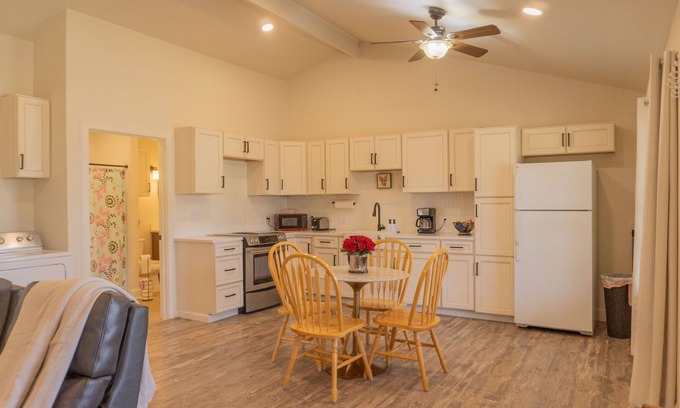 Lubbock House | Charming cottage on one acre 10 min from universities and hospitals
