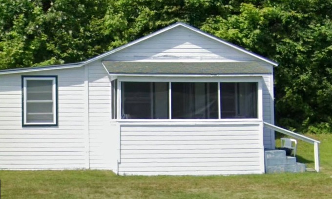 Salisbury Cabin | Charming cottage overlooking Lake Dunmore
