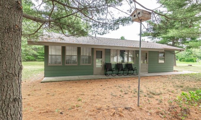 Arkdale House | CHARMING COTTAGE STEPS FROM CASTLE ROCK LAKE - PET FRIENDLY