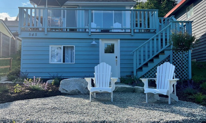 Gibsons Cottage | charming cottage suite perched just above the heart of Lower Gibsons