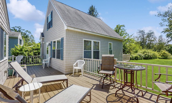 Kennebunkport House | Charming cottage with outdoor space, full kitchen, & WiFi - near beach