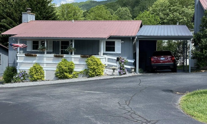 Maggie Valley Cottage | Charming Cottage with beautiful 365 degree mountain views in Maggie Valley.