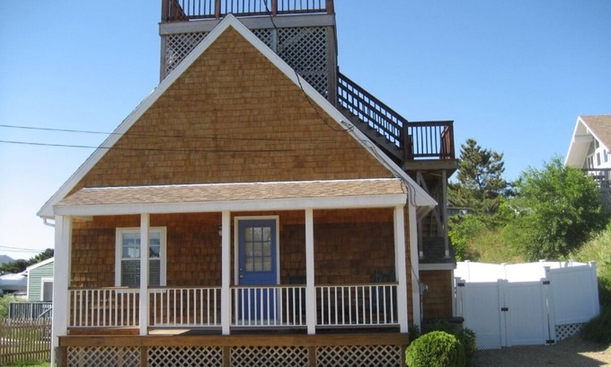 Newbury House | Charming Cottage w/Panoramic Roof-top Views! August 30 Week Available!