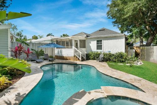 Lincolnville House | Charming Cottage w Pool, Walkable to Downtown