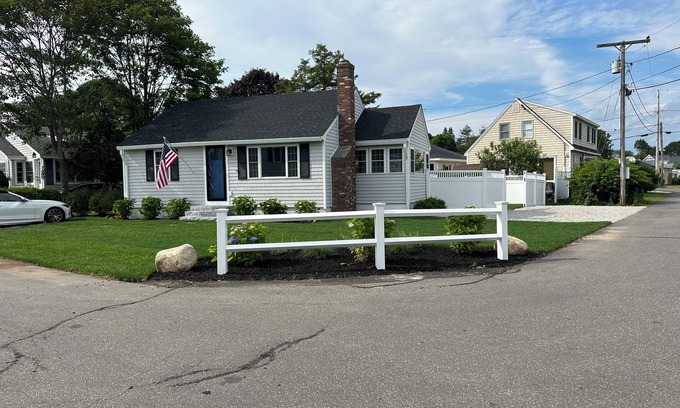 York Harbor Cottage | Charming Cottage w/WiFi, AC in York, Walking Distance to Long Sands Beach