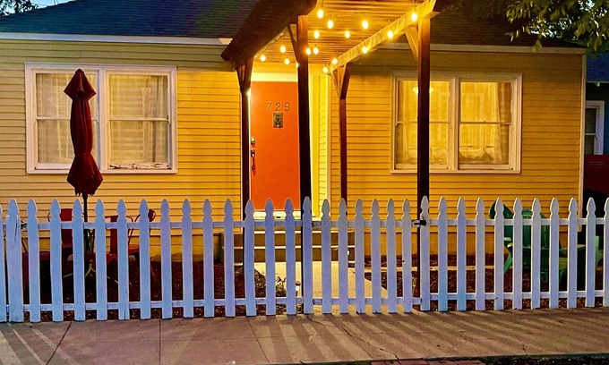 Paso Robles House | Charming Cottage Walking Distance to Downtown! 2 King beds and gas fire pit