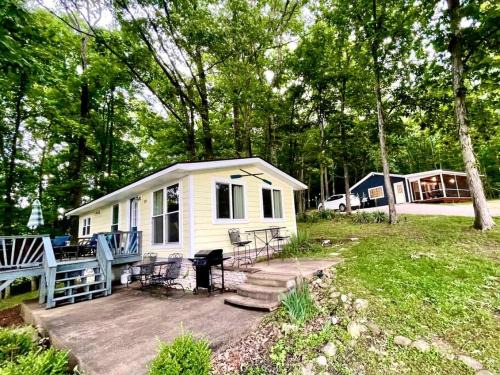 Cadiz House | Charming Cottage with Fire Pit and Barbecue in Cadiz, Kentucky