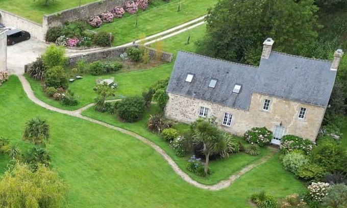 Valognes Cottage | Charming cottage with garden, pets allowed, parking and WiFi