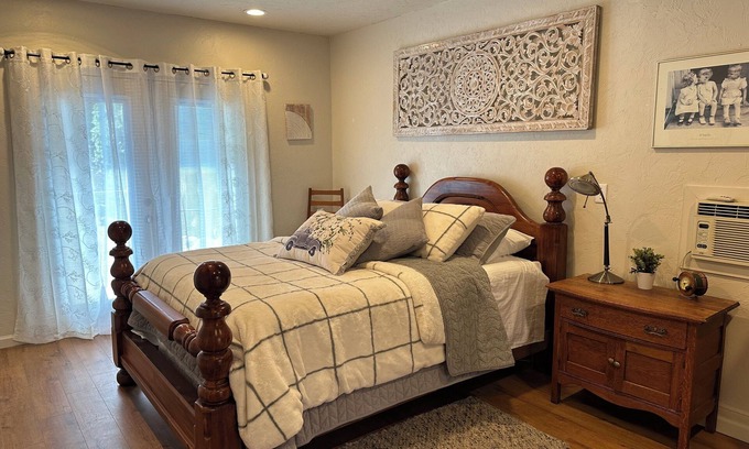 Springfield Cottage | Charming Country Cottage with Stunning Mountain Views & Modern Comforts