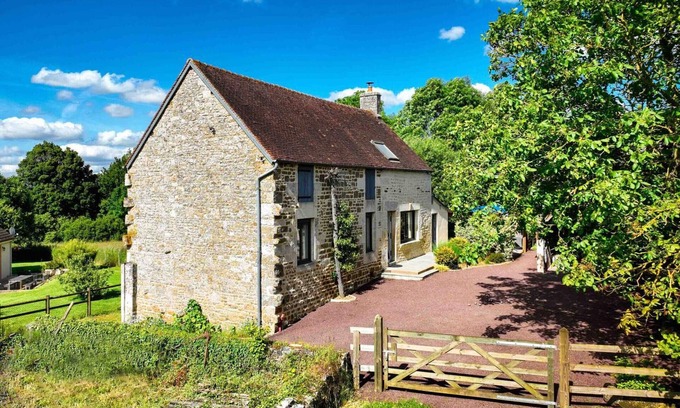Joue-du-Plain Cottage | Charming Country House: Fireplace, Terrace, WiFi, Outdoor Games, Electric Charging, Near Fishing Spots
