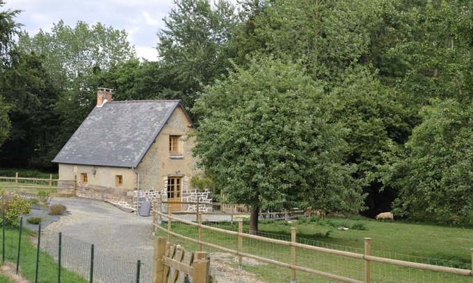 Hudimesnil Cottage | Charming country home with enclosed garden and WiFi
