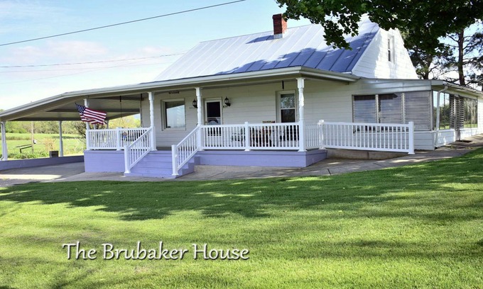 Luray House | Charming Country Home, Beautiful Mountain Views, Near Vacation Activities.