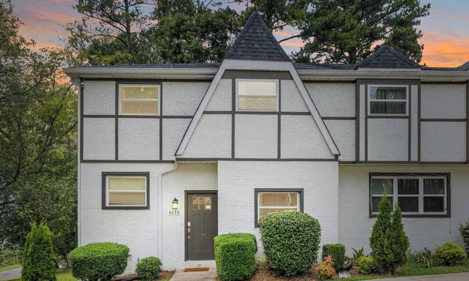 Sharonbrook House | Charming & Cozy 4BR in SouthPark