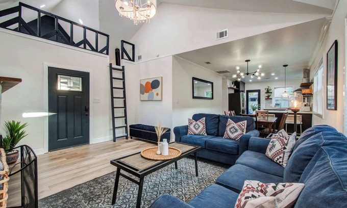 Greater East End House | Charming, Cozy & Central | 2-BD/1-BA, Mins to DT