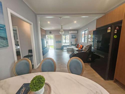 Cannon Hill House | Charming Cozy Character Holiday House Cannon Hill 15 mins away from Brisbane CBD
