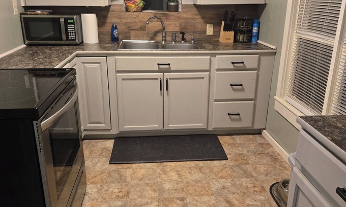 Atlanta House | Charming Cozy Cottage: 2-bedroom house with WiFi, AC in delightful Atlanta