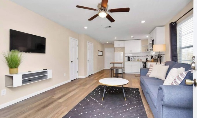 South Central Houston House | Charming+Cozy King Suite | Near Dwntwn| Pets