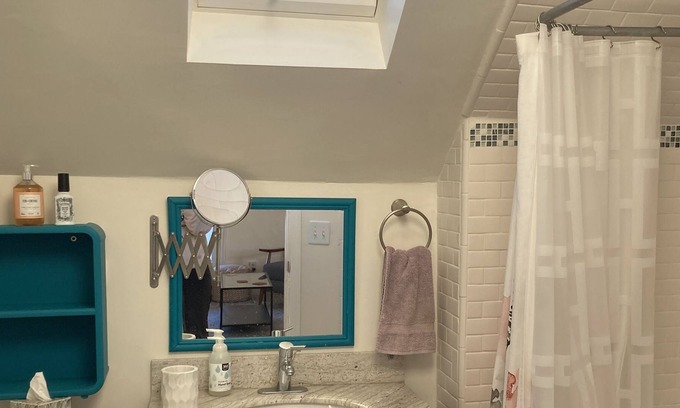 South Berkeley Apartment | Charming cozy place- walk to downtown and Bart
