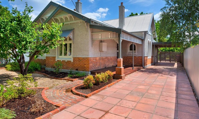 Albury House | Charming Crisp St Cottage Escape- pet friendly home in perfect location - Three bedroom cottage with three queen bedrooms