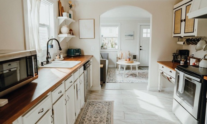 Carlton House | Charming Cuvée Cottage
